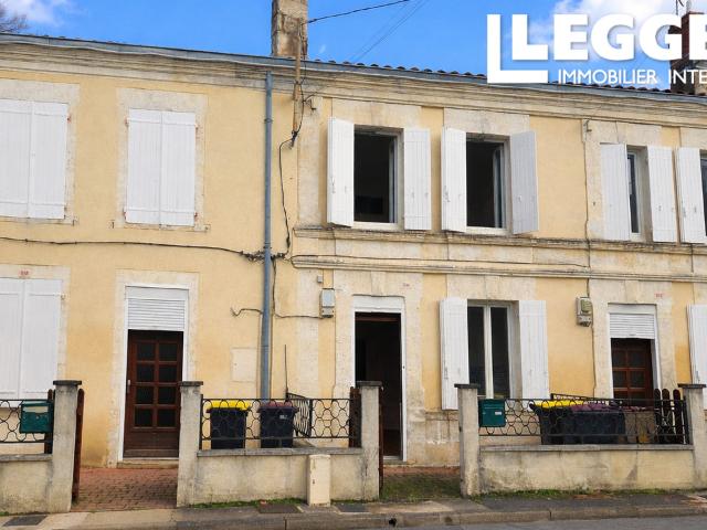 Ensemble immobilier composé de deux maisons T3 et d'une T4, une cour avec stationnement, 3 garages et jardin