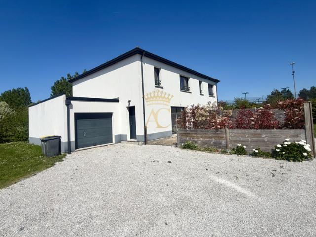 Ensemble immobilier composé d'une maison de 200m2 ou 2 appar