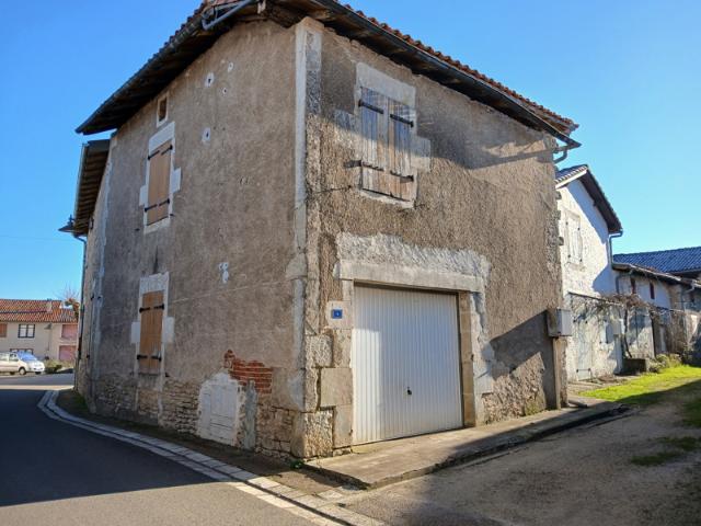 Ensemble immobilier composé d'une maison de village en pier