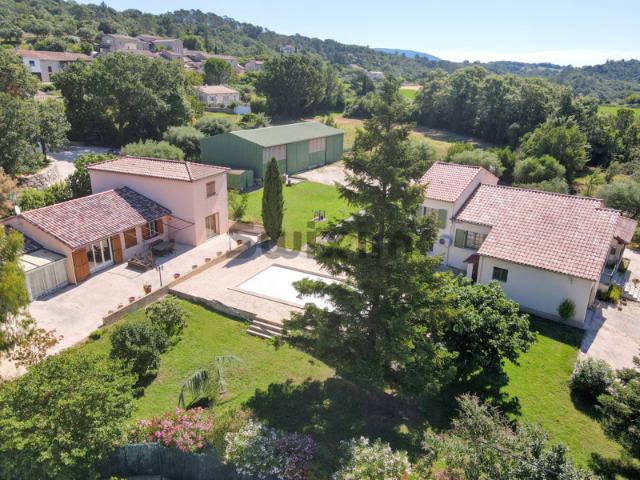 Ensemble immobilier comprenant 2 maisons et un hangar