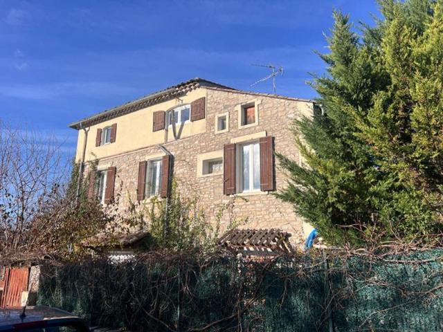 Ensemble immobilier comprenant 5 appartements proche de Barjac