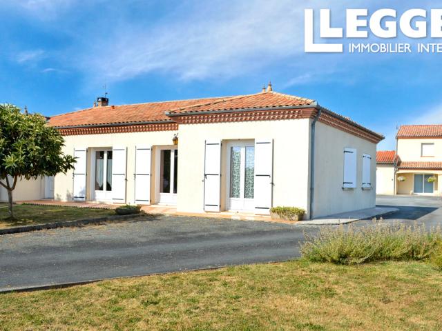 Ensemble immobilier comprenant deux maisons entourées d'un grand jardin avec piscine et garages