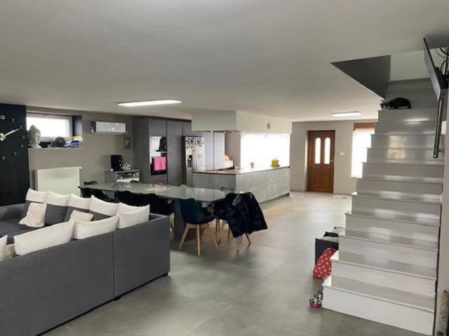 ENSEMBLE IMMOBILIER COMPRENANT MAISON, ENTREPOT ET GARAGES