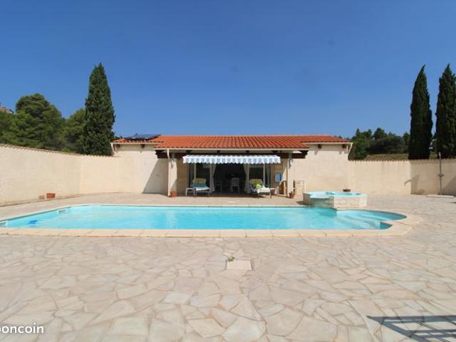 Ensemble immobilier constitué de 2 villas séparées, d'un garage séparé, sur une parcelle de terrain close de 3542 M2 avec piscine
