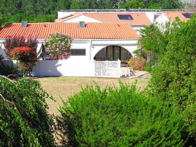 ENSEMBLE IMMOBILIER DE BORD DE MER VASTE PARC PAYSAGÉ, À