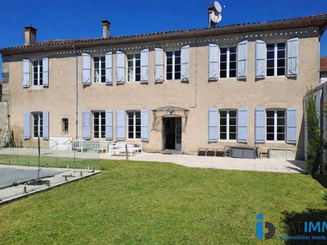 Ensemble immobilier de caractère, un ancien presbytère et sa v