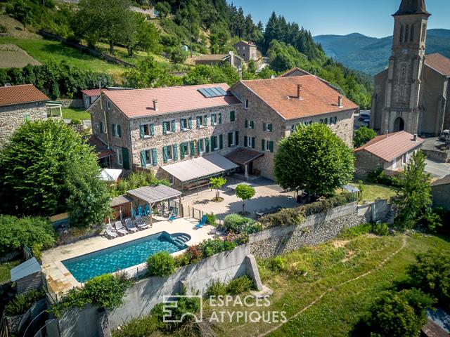 Ensemble immobilier de caractère avec gîtes au coeur d'un vi. 650m² Rochepaule