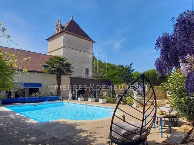 Ensemble Immobilier De Caractere Avec Piscine, Un Lieu 438m² Bourges