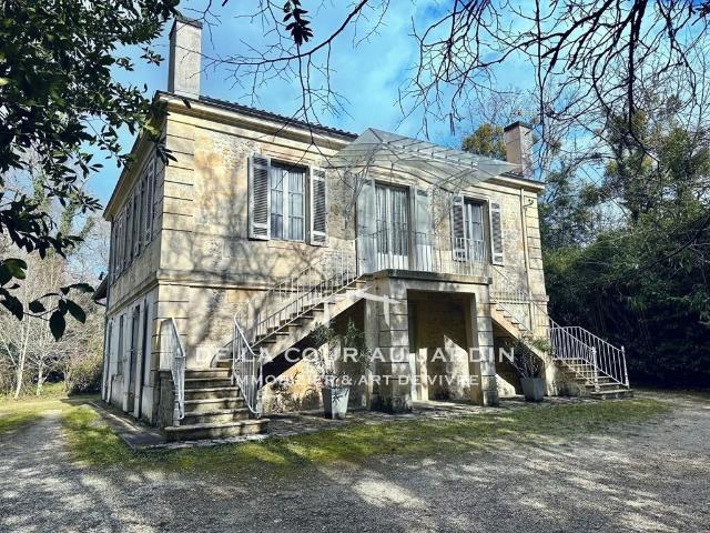 ENSEMBLE IMMOBILIER DE CARACTERE AVEC UNE MAISON DE MAÎTRE A RES