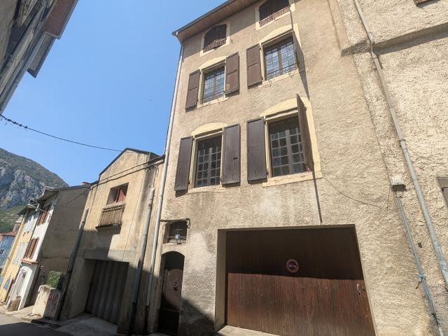 Ensemble immobilier de caractère d'environ 350 m2 utiles Hyper centre de Tarascon sur Ariège