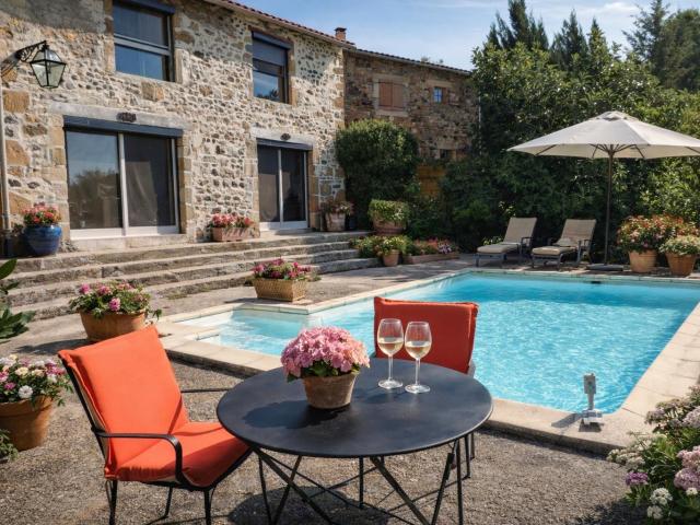 Ensemble immobilier de charme composé de deux maisons, Panorama, Piscine et Beaux Extérieurs