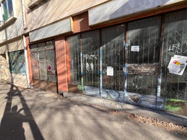 ensemble immobilier de deux lots, un local commercial et un parking de 350 m² en centre ville