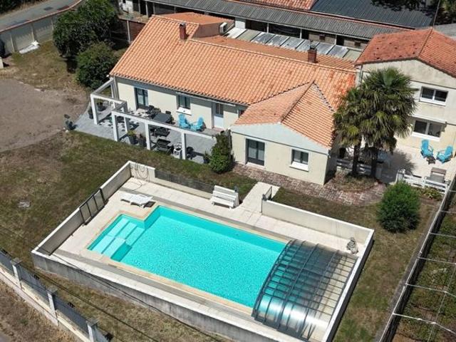 Ensemble immobilier de 224 m² avec piscine
