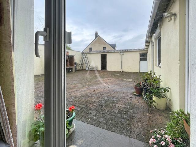 Ensemble immobilier de 2 appartements, cour et dépendances
