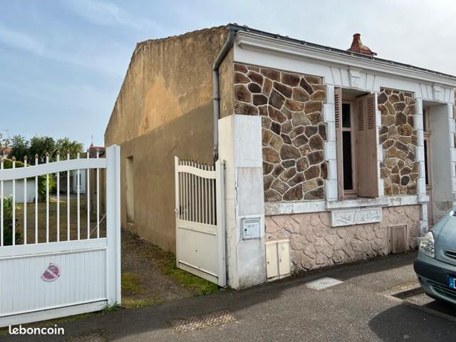 Ensemble immobilier de 2 maisons avec garage préau et coure