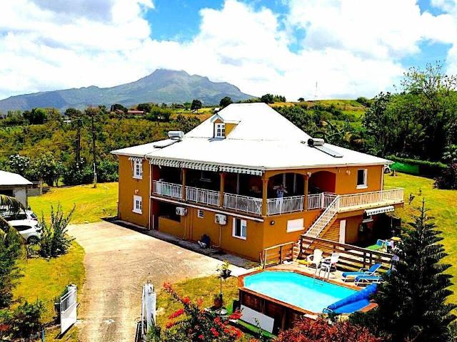 ENSEMBLE IMMOBILIER DE 355 M2 AVEC PISCINE SUR 2000 M2 DE TERRAI