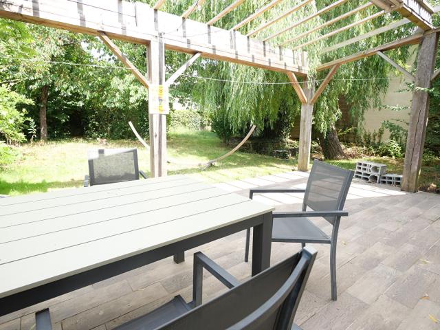 Ensemble immobilier de 366 m2, polyvalent et exceptionnel, jardin de 300 m2. Proche du centre d'Angers, ce bie