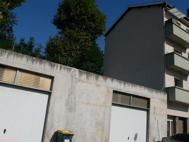 Ensemble immobilier de 3 appartements, un dépôt professionnel et un terrain