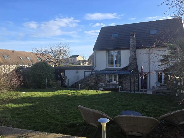 ENSEMBLE IMMOBILIER DE 400M2 SUR 830M2 DE TERRAIN 2 APPARTEMENTS + 1 MAISON + 1 LOCAL
