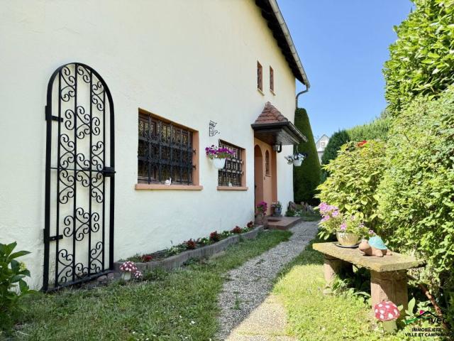 Ensemble immobilier: deux maisons avec jardin et garage
