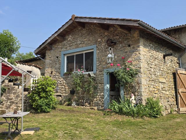Ensemble immobilier: deux maisons, dépendances, terrains et potentiel locatif