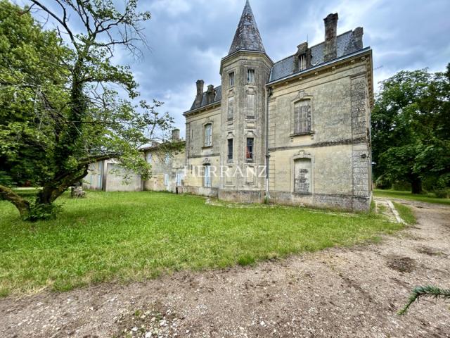 Ensemble immobilier d'exception, composée d'un château ou ma