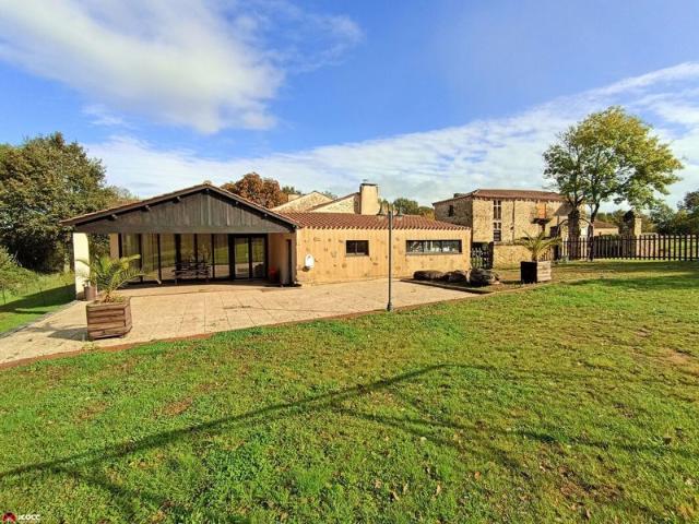 Ensemble immobilier exceptionnel, logis XIIIème + camping + 5 Ha de terrains