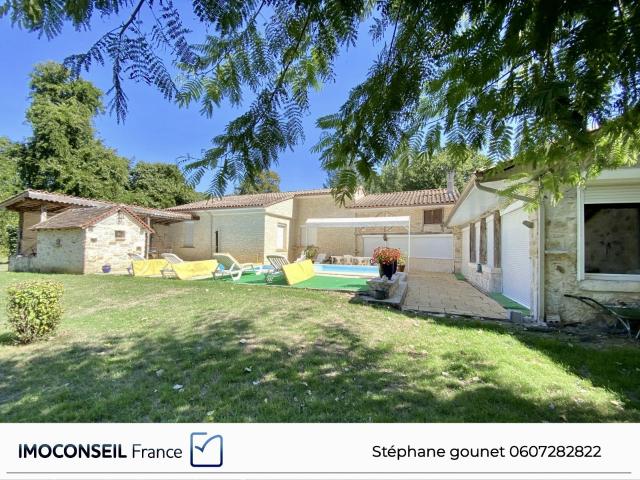 Ensemble immobilier exclusif aussi rare qu'atypique avec un. 208m² Pinsac