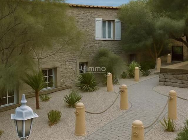 Ensemble immobilier en pierre avec logements