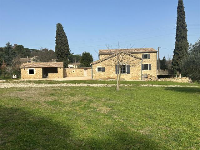 Ensemble immobilier en pierre restauré – Projet restaurant /. 300m² Uzès