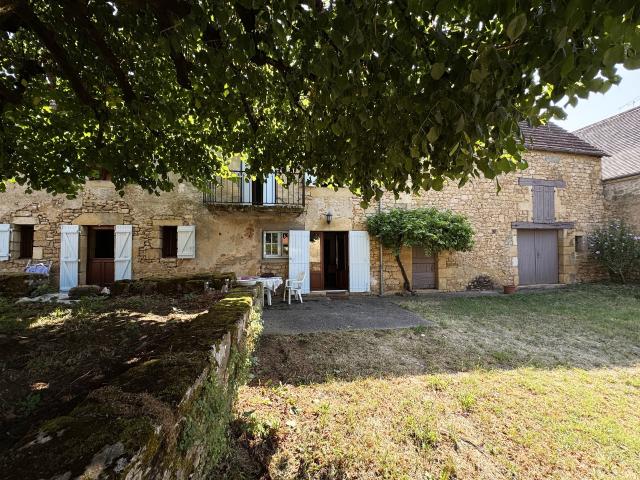 Ensemble immobilier en pierres avec jardin