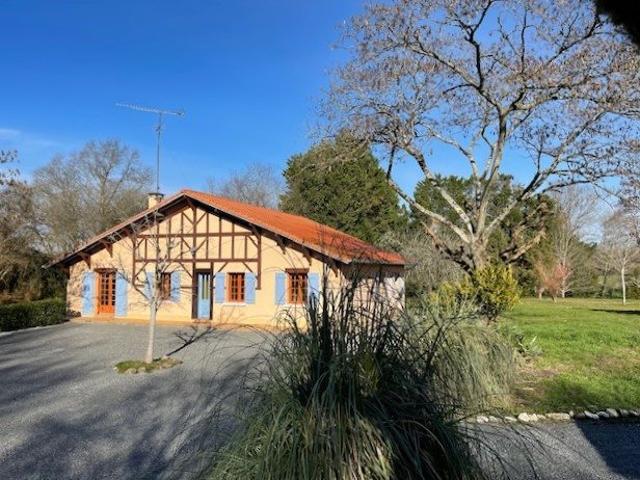 Ensemble immobilier habitation & dépendances sur terrain 370. 190m² Sort en Chalosse