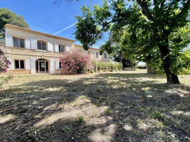 Ensemble immobilier implanté sur 8627m2