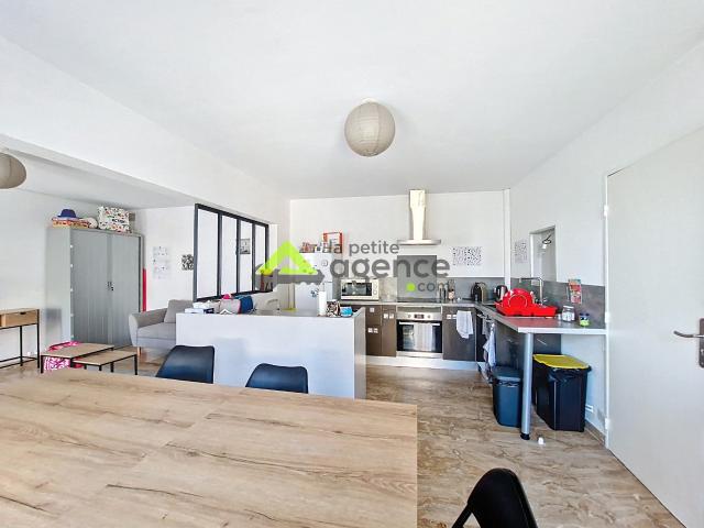 Ensemble immobilier Locaux commerciaux 240 m2