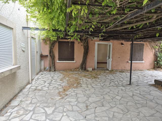 Ensemble immobilier local commercial et appartement
