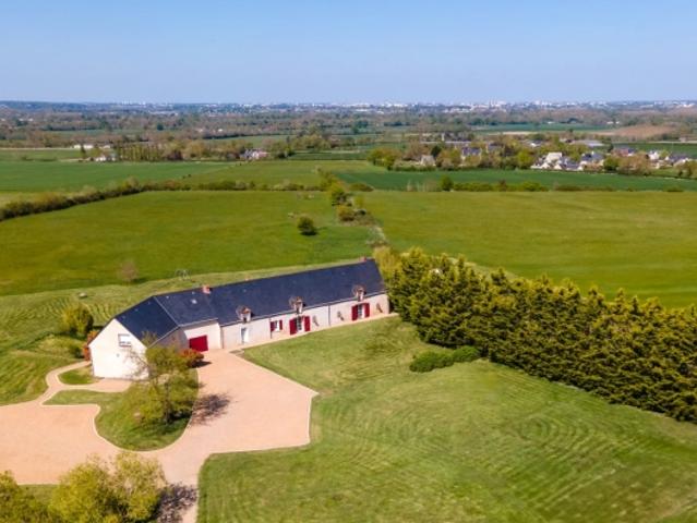 Ensemble immobilier LONGERE rénovée avec 3 appartements indépendants et piscine intérieure