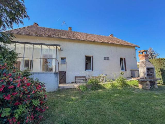Ensemble immobilier piscine et terrain de tennis – 1,6 hectare
