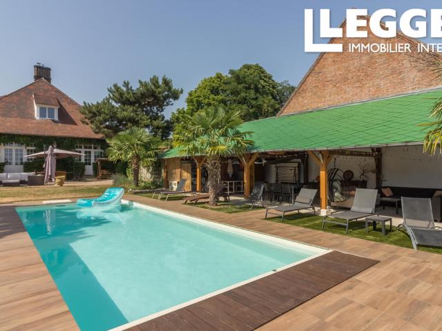 Ensemble immobilier polyvalent avec maison principale, studios, appartements et piscine