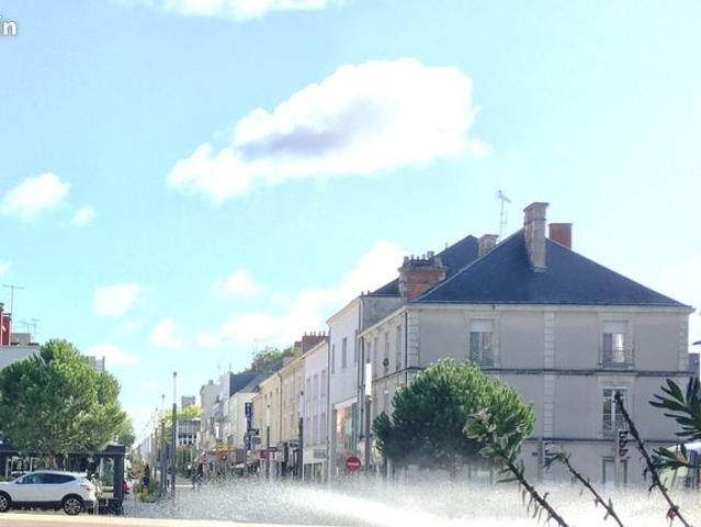 Ensemble immobilier professionnel 200 m² et plus + 8 parkings + maison à réhabiliter — La Roche sur Yon