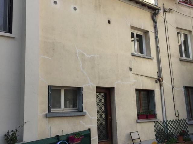 Ensemble immobilier proposant 3 commerces, 4 logements et communs