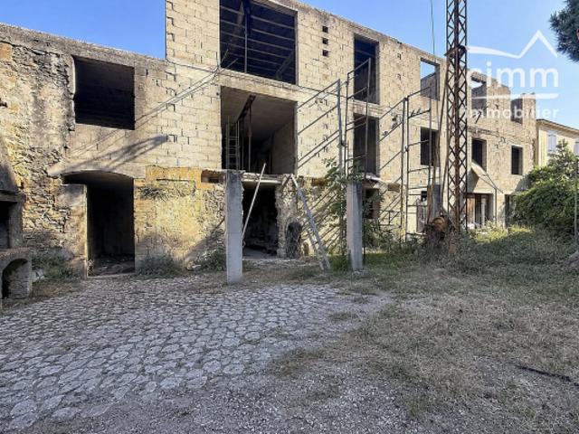 Ensemble immobilier R+2 à réhabiliter avec dépendances – Zo
