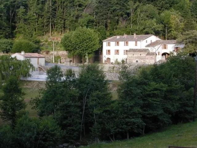 Ensemble immobilier rare avec 3 hectares, piscine, source