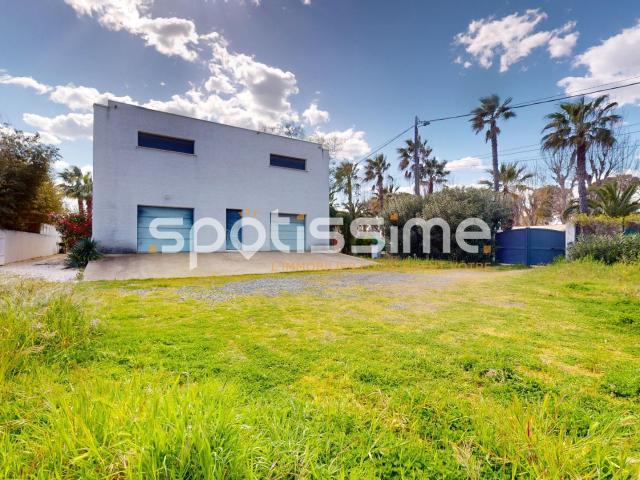 Ensemble immobilier rare en bord de mer Fort potentiel locat. 328m² Agde Cap d'Agde