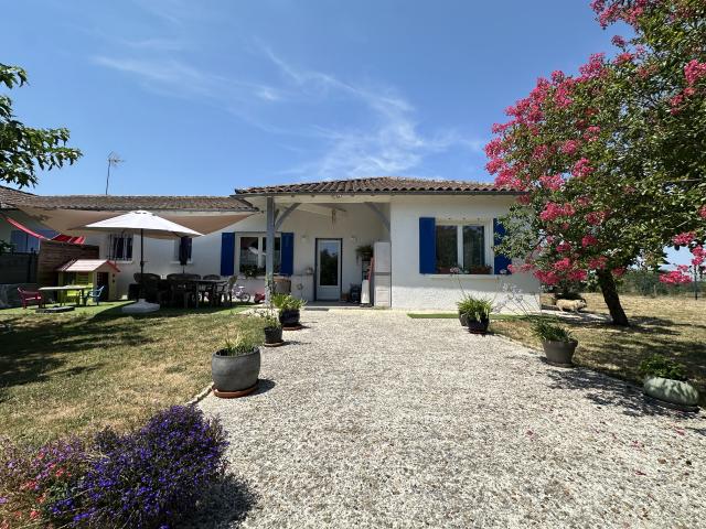 Ensemble immobilier rénové comprenant une maison principale et un gîte avec piscine