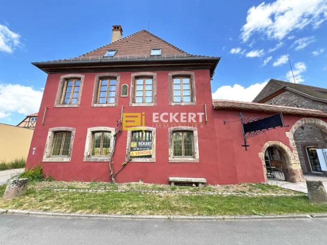 Ensemble immobilier sur 6 ares ancien hôtel, 4 appartements loués et 1 grange