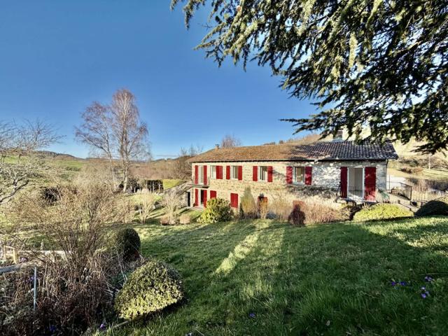 Ensemble immobilier sur caves et terrains avec source et pui