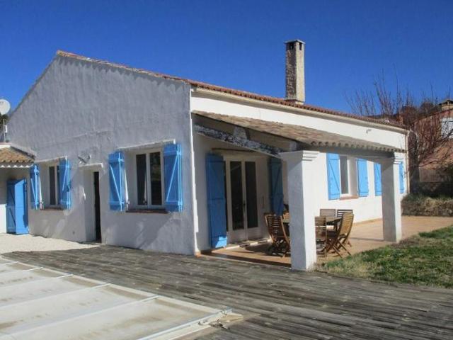 Ensemble immobilier T13 de 368 m2 sur 1414 m2 de terrain avec piscine et garages