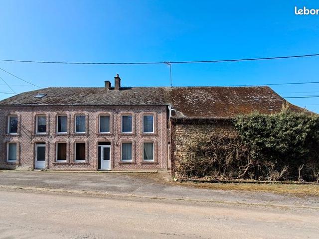 ENSEMBLE IMMOBILIER type fermette, composé de DEUX HABITATIONS avec Dépendances Sur ± 13.000 m² de Terrain