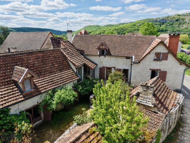 Ensemble immobilier Trois maisons, grand garage et piscine 358m² Saujac