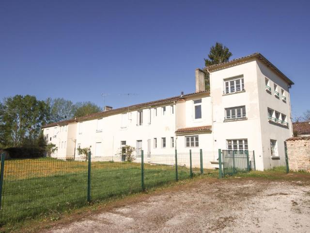 Ensemble immobilier 1 724 m² Saint Fraigne 16